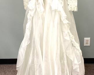 SIZE 6 VTG. BRIDAL ORIGINALS LACE WEDDING DRESS SIZE 6 VTG. BRIDAL ORIGINALS LACE WEDDING DRESS WITH SLIP LIGHT CLEANING AND SMALL ZIPPER REPAIR NEEDED
