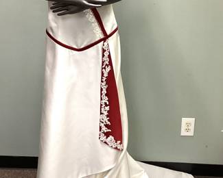  CORSET STYLE RED & WHITE WEDDING DRESS SIZE 8-10 CORSET STYLE RED & WHITE WEDDING DRESS SIZE 8-10 WITH SHAWL