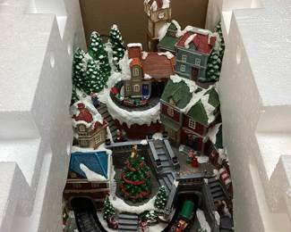 ANIMATED CHRISTMAS VILLAGE w MUSIC, 8 HOLIDAY CLASSICS 15in by 17in