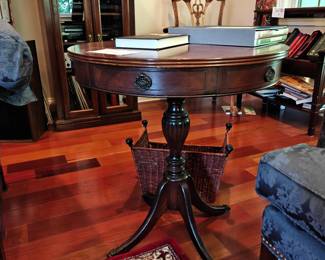 208 Vintage Round Mahogany Side Table 26x28