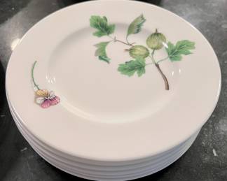 Villeroy and Bosch dinnerware set. Complete set for 8 available.