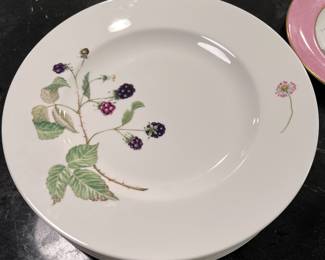 Villeroy and Bosch dinnerware set. Complete set for 8 available.