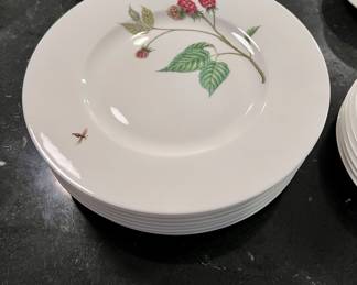 Villeroy and Bosch dinnerware set. Complete set for 8 available.