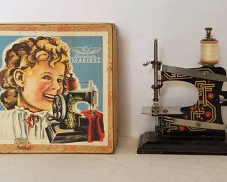 Several SINGER and CASIGE child size sewing machines