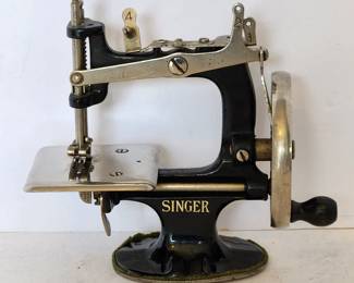 Several SINGER and CASIGE child size sewing machines