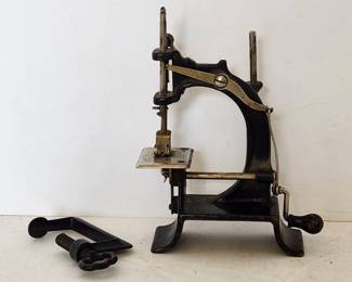 Several SINGER and CASIGE child size sewing machines