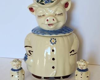 Smiley & Winnie Pig Shawnee cookie jars, pitchers & S&P shakers