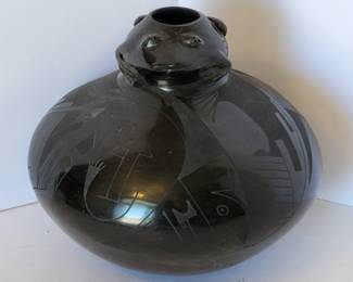 Mata Ortiz Casas Grandes pottery. Figural frog jar by Celia Lopez