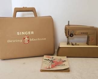 Several SINGER and CASIGE child size sewing machines