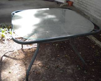 Patio table with unmatched top