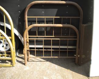 Twin iron bed no rails