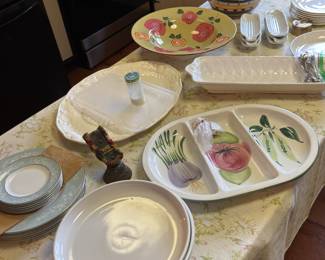 Variety of good kitchen items 