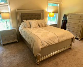 NEW LUXURY QUEEN SIZE BED WITH PILLOW TOP MATTRESS, MATCHING HEADBOARD, FOOTBOARD AND SIDE RAILS. PLATINUM FINISH. SET INCLUDES C0ORDINATED COMFORTER, PILLOWS, NIGHTSTANDS AND LAMPS,