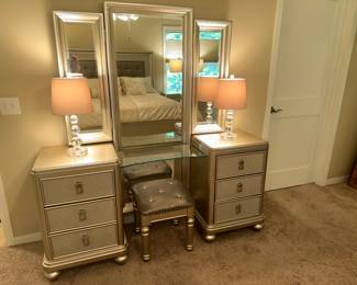 VANITY WITH MATCHING MIRROR AND BENCH. PLATINUM FINISH. LAMPS INCLUDED