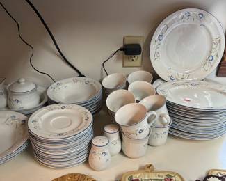Dinnerware set