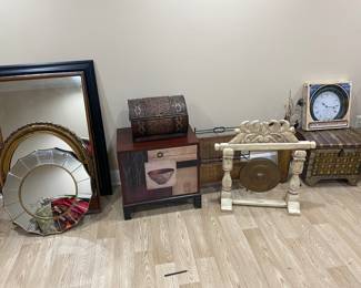 Mirrors and decor