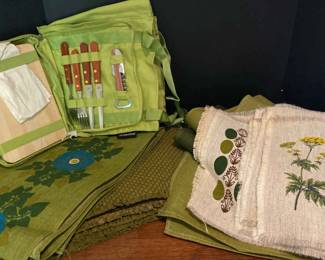Bottlebag Pickniktasche With Vintage Placemats And Table Coverings