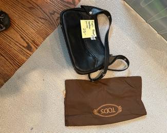#194	Tod's Black Leather Purse	 $25.00 
