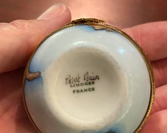 #205	Limoges globe trinket box	 $40.00 
