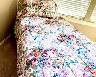 Twin bed/mattress/bedding