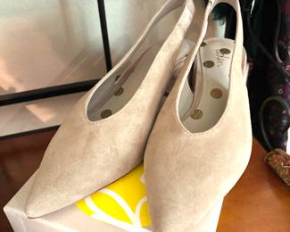 Ladies shoes are size 7