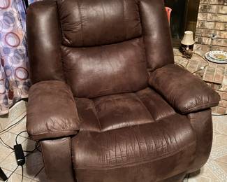 Like new Franklin Big and Tall power recliner