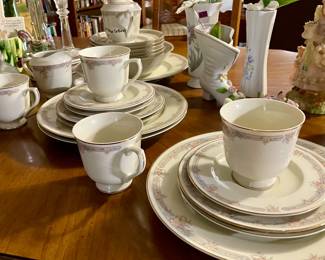China, table with 2 leaf extensions and 6 chairs
