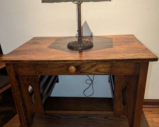 Vintage Mission Arts and Crafts oak desk, Vintage Slag Lampe