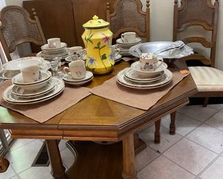 dining table, 2 leaves, 4 chairs & pads