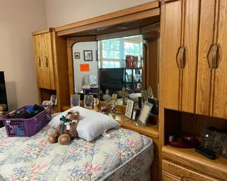 queen bed w/large headboard