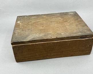 Pine box with dovetail miter