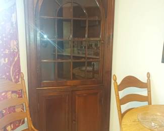 Corner curio/hutch