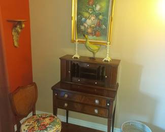 Delicate writing desk and chair
