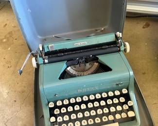 Royal Typewriter Quiet De Luxe