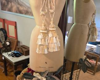 This fabulous 50s dress form is in immaculate condition.
