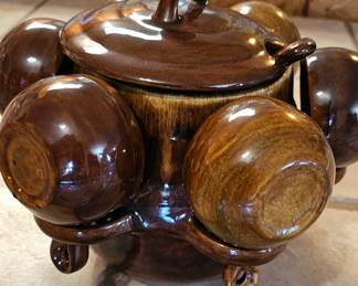 Pottery cups with covered bowl