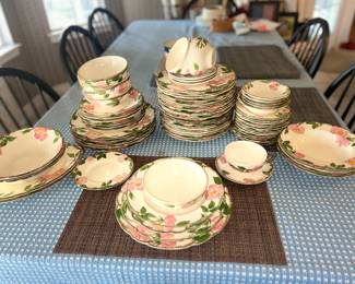 Franciscan Desert Rose dinnerware:
Introduced in 1941 by Gladding, McBean & Company, Desert Rose became the largest-selling dinnerware pattern in American history and was even chosen by First Lady Jacqueline Kennedy for use in the White House.
Design Inspiration:
The pattern is inspired by the rugged wild rose, Rosa Rugosa, and features irregularly scalloped edges resembling thorny vines framing the delicate rose blooms.