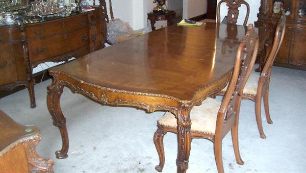 ELEGANT walnut diningroom table with 2 leaves and 6 chairs

leaves are 15"W
46"W x 66"L