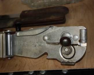 Vintage 'Dazey Deluxe' can opener  model 80