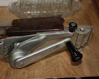 Vintage 'Dazey Deluxe' can opener  model 80