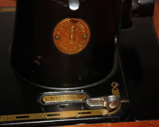 Singer sewing machine in wood cabinet w/foot pedal 