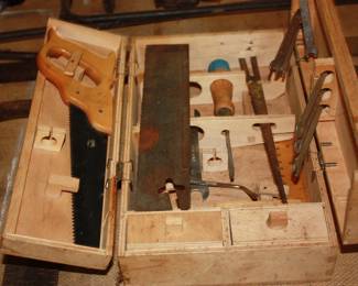 Small wood box w/small saw blades