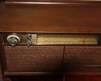 Mid century GE am/fm solid state radio in wood cabinet w/dual speaker