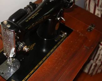 Singer sewing machine in wood cabinet w/foot pedal 