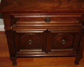Drexel night stand w/1 drawer