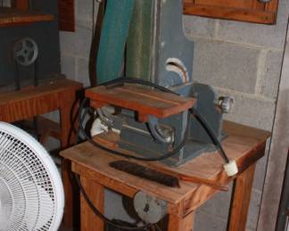 Belt sander on stand w/extra belts