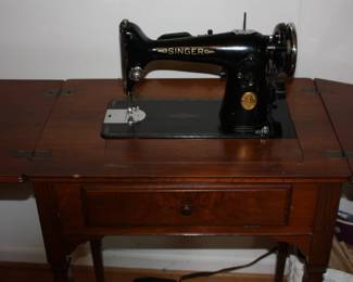 Singer sewing machine in wood cabinet w/foot pedal 