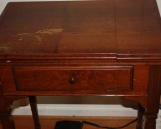 Singer sewing machine in wood cabinet w/foot pedal 
