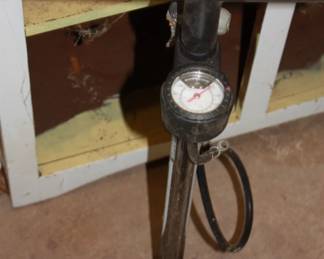  Manual tire pump w/gauge