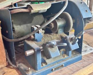 Key cutting machine